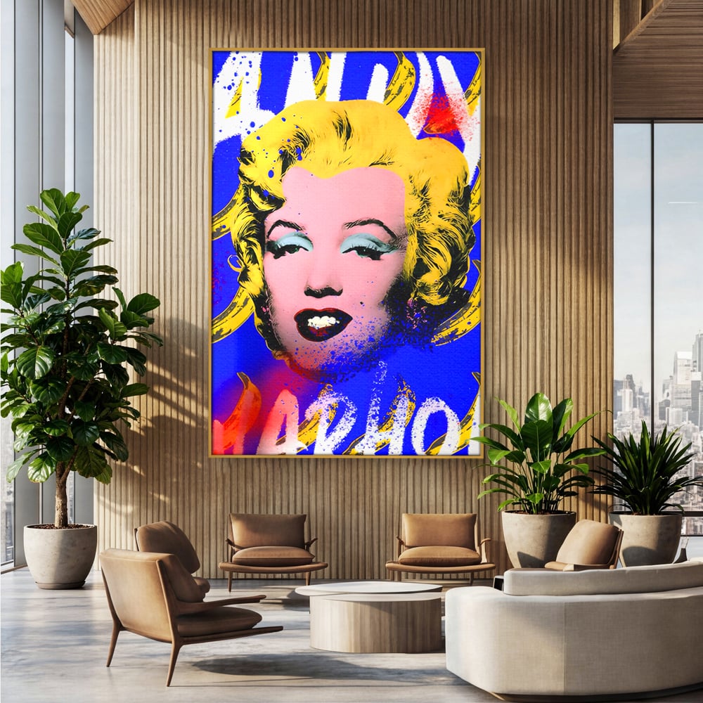 Tablou canvas cu tablou canvas cu portretul stilizat al lui marilyn monroe, in rama de aluminiu auriu, pe perete intr-un birou